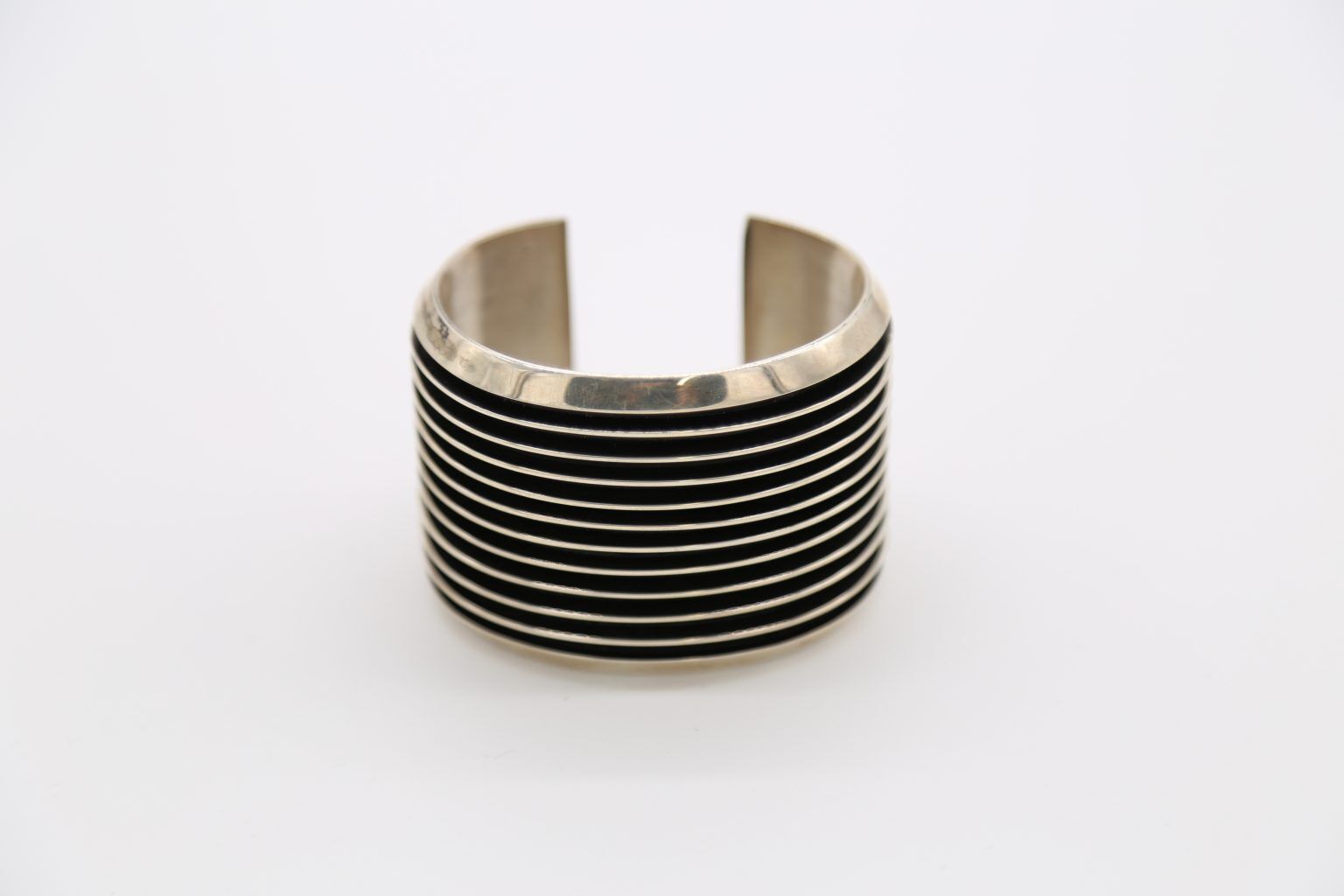 TOM HAWK トムホーク V LINE BANGLE TOM HAWK トムホーク V LINE BANGLE メンズ